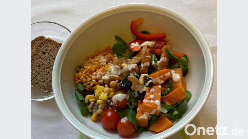 Salat, Gemüse, Fleisch, Nüsse und und und: Johanna Baumann zeigt, wie eine Buddha Bowl für Berufstätige aussehen kann. Bild: cv
