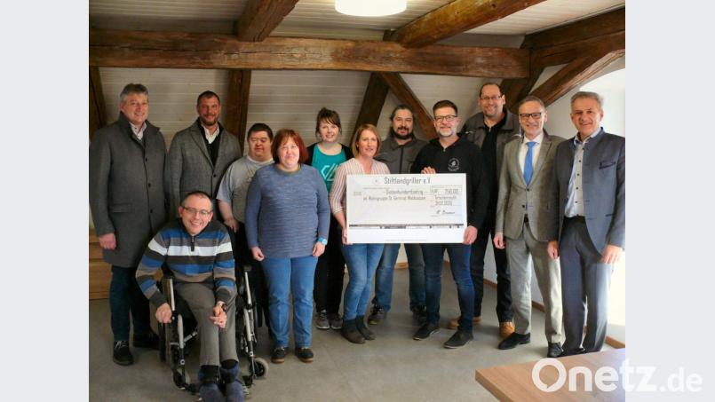 Von rechts Roland Grillmeier und Bernd Sommer sowie die Stiftlandgriller Karsten Heßing, Vorsitzender Markus Brunner und Claus Bitterer sowie Bereichsleiterin Claudia Seidler. Hintere Reihe von links Markus Scharnagl und Huberth Rosner zusammen mit einigen Hausbewohnern Bild: kgg