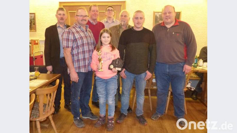 Preise gibt es für die erfolgreichsten Züchter des vergangenen Jahres (von links): Bürgermeister Reiner Pickel, Robert Pilhofer, Vorsitzender Fabian Bräutigam, Anna Polster, Gerd Pilhofer, Karl-Heinz Meixner, Patrick Baierlein und Ralf Dotzler.