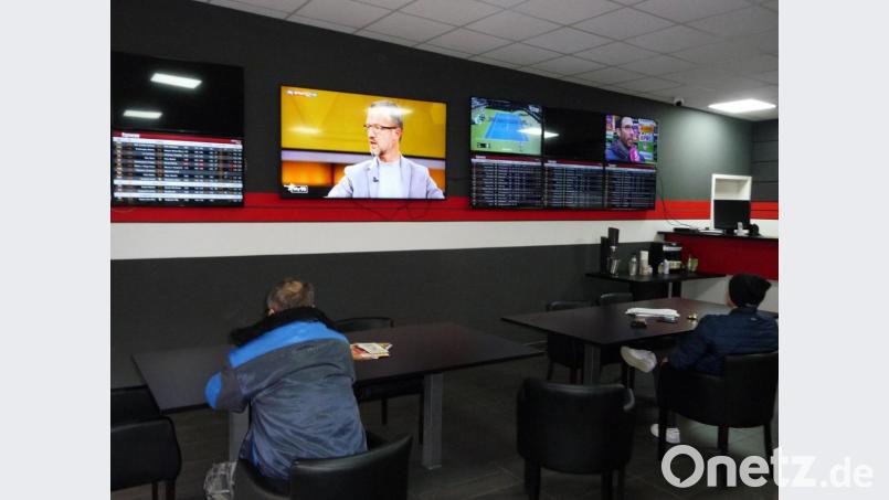 Monitore und Fernsehübertragungen, wohin das Auge reicht: Wer möchte, kann im Wettbüro von Johann Mayer mehrere Spiele parallel verfolgen – und entsprechend mehrere Tipps zeitgleich abgeben. Bild: tk