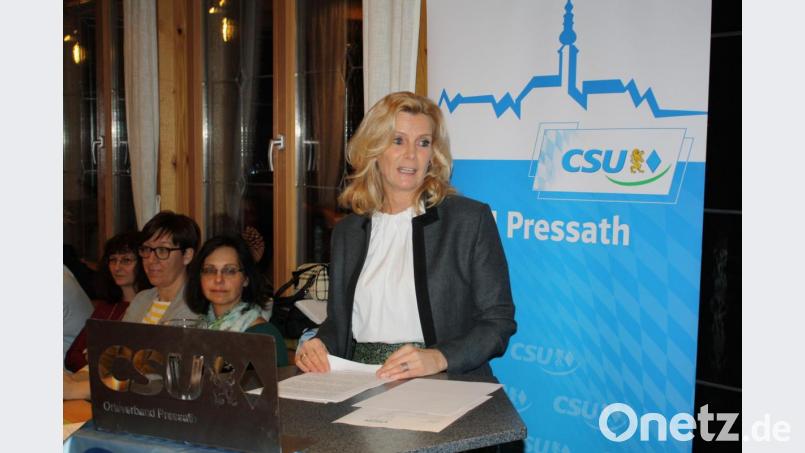 Beim politischen Aschermittwoch der Pressather CSU bekennt sich stellvertretende Kreisvorsitzende und Landesvorstandsmitglied Andrea Lang zu einem an gleichermaßen christlichen wie liberalen Werten orientierten Parteiprofil. Bild: bjp