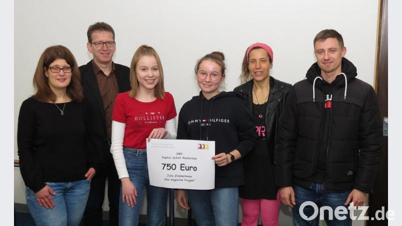 Julia Zimmermann (links) und Benjamin Kahnes (rechts) vom „Magischen Projekt“ erhielten eine 750-Euro-Spende der Schülermitverwaltung der Sophie-Scholl-Realschule von den Schülersprecherinnen Lucie Göldner und Theresa Lang (Bildmitte) im Beisein von Vertrauenslehrerin Katharina Ahl und Konrektor Georg Hammer. Bild: Dobmeier