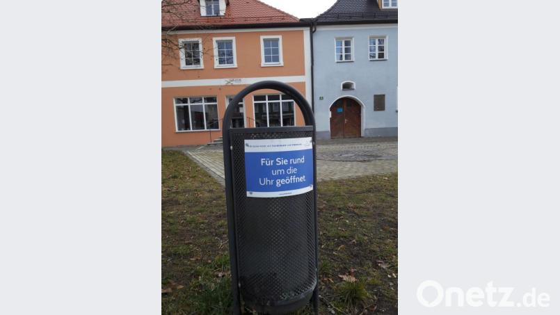 Ein augenzwinkernder Hinweis auf die Öffnungszeiten soll zur korrekten Entsorgung animieren. Bild: bl