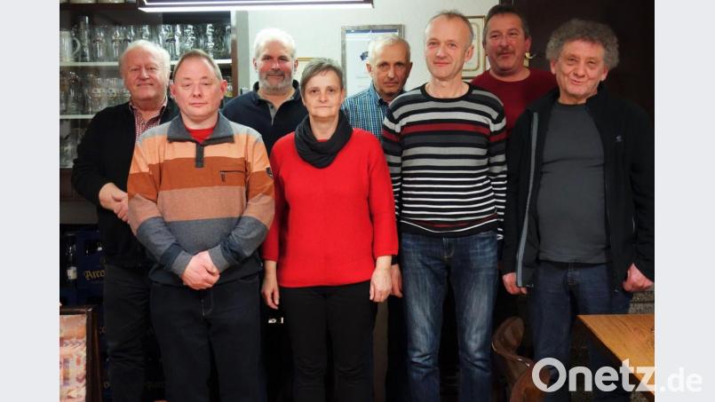 Die Vorsitzenden Peter Walbrunn und Michael Kreuzer ehrten die erfolgreichen Züchter Otto Peugler, Edith Siuta, Josef Prem, Anton Bruckner, Gerhard Lehner und Alois Scheinkönig (von links nach rechts) bei der Meisterschaftsfeier im Gasthof Böhm in Altenstadt. Bild: dob