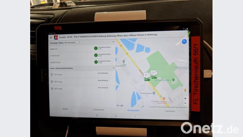 Auf einem Tablet können sich die Feuerwehren bei der Anfahrt zum Einsatzort weitere Informationen einholen. Das Bild zeigt einen Probealarm. Bild: Johannes Werner/exb
