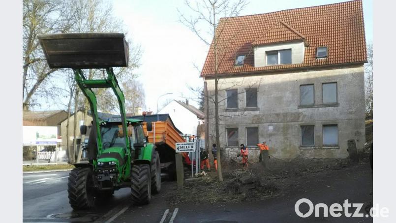 Vor einigen Tagen haben die Gemeindearbeiter mit einer Säuberungsaktion schon einmal freie Sicht auf das neue Eigentum der Gemeinde geschaffen. Was aus dem ehemaligen Gasthaus "Goldener Hirsch" wird, ist völlig offen. Mittels einer Fragenbogen-Aktion sind die Senioren der Gemeinde nun eingeladen, ihre Vorstellungen und Ideen beizusteuern. Bild: ld