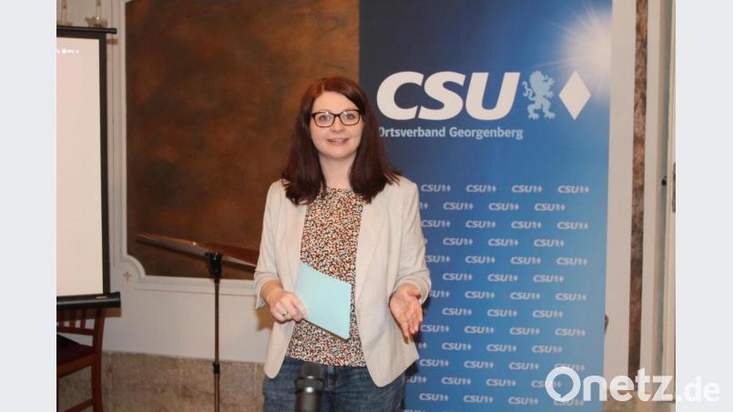 "Wege entstehen dadurch, dass man sie geht", zitierte Marina Hirnet den Schriftsteller Franz Kafka. "Und so möchte ich gerne den Weg gehen und das Bürgermeisteramt antreten." Bild: pi