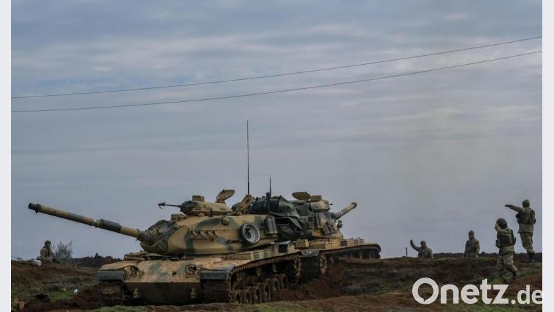 Türkische Panzer in der Provinz Idlib in Nordsyrien. Der Tod von über 30 türkischen Soldaten bei einem syrischen Luftangriff hat die Spannungen in der Region weiter verschärft. Ein neuer, gewaltiger Flüchtlingsstrom auch nach Europa könnte die Folge sein. Bild: Uncredited/AP/dpa