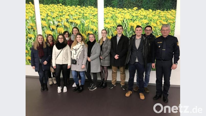 Mitglieder der Jungen Union Tirschenreuth besichtigten vor kurzem die neue Polizeiinspektion. Der Leiter der Polizeiinspektion Tirschenreuth, Erster Polizeihauptkommissar Werner Schönfelder (rechts), führte die Besucher um JU-Ortsvorsitzenden Johannes Klinger (Dritter von rechts) durchs Gebäude Bild: heb