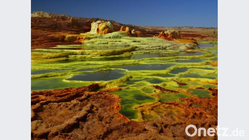 Der enthaltene Schwefel und die verschiedenen Kaliumsalze sind verantwortlich für die intensiven Farben rund um die Austrittsstellen, die die Exkursionsteilnehmer bei der Afrikareise faszinierten. Bild: exb/Johann Albrecht