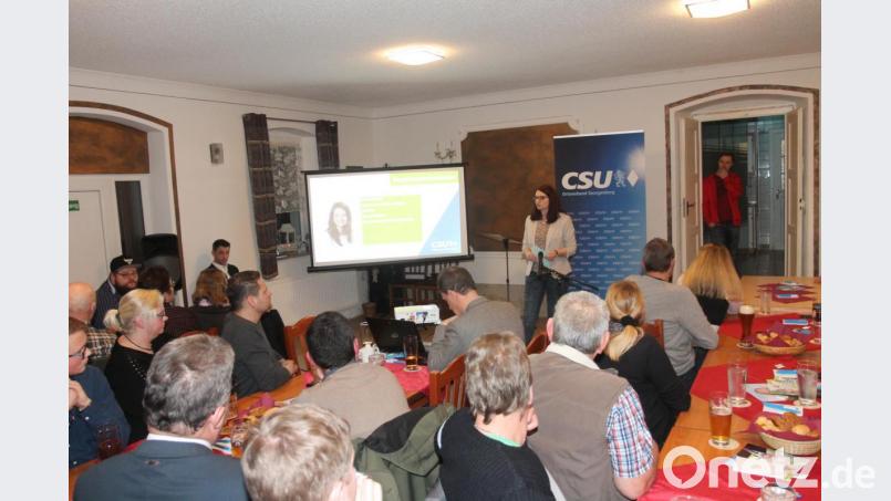 "Wege entstehen dadurch, dass man sie geht", zitierte Marina Hirnet den Schriftsteller Franz Kafka. "Und so möchte ich gerne den Weg gehen und das Bürgermeisteramt antreten." Bild: pi