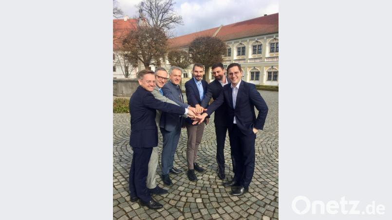Ein bayerisch-tschechisches Bündnis will künftig die Kooperation zwischen den Nachbarkreisen vertiefen. Von links MdL Tobias Reiß, Bürgermeister Bernd Sommer, Ikom-Stiftland Vorsitzender Roland Grillmeier, Oberbürgermeister Antonín Jalovec, Vorsitzende der Handelskammer Eger, Tomáš Linda, und Europaabgeordneter Christian Doleschal. Bild: exb