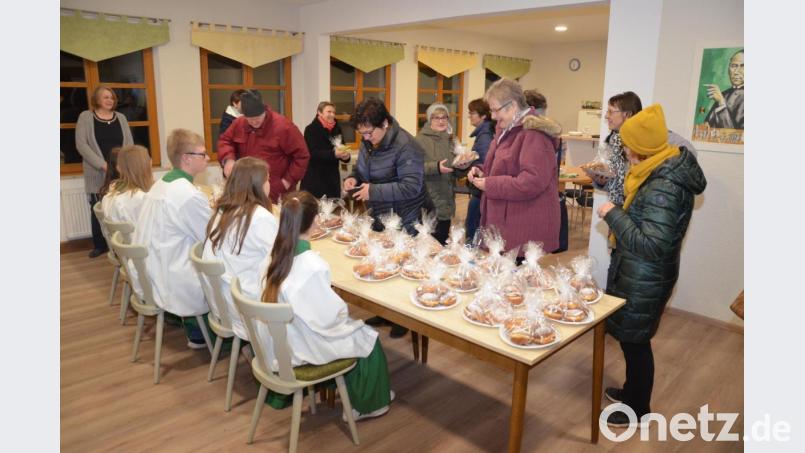 An den Kirchenportalen war es zu windig und zu kalt. Der Kuchenverkauf fand deshalb im Kolpingheim statt. Bild: fjo