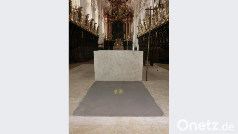 Ein besonderer Blickfang vorm Volksaltar in der Basilika Waldsassen ist zurzeit der Ascheteppich mit den beiden goldenen Fußabdrücken. Bild: kgg