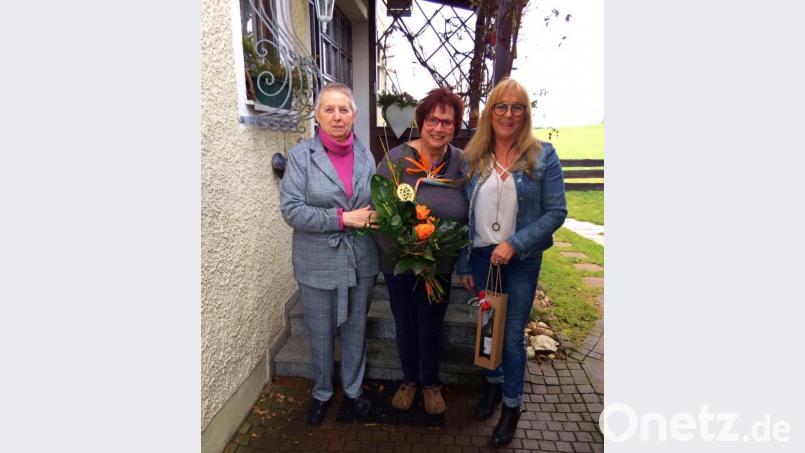 Gertrud Gradl freute sich über die Glückwünsche von Karin Schindler (rechts) als Vertreterin des Kreisverbandes Schwandorf und Rita Hausknecht-Borghans vom VdK Ortsverband Pfreimd (links). Bild: exb