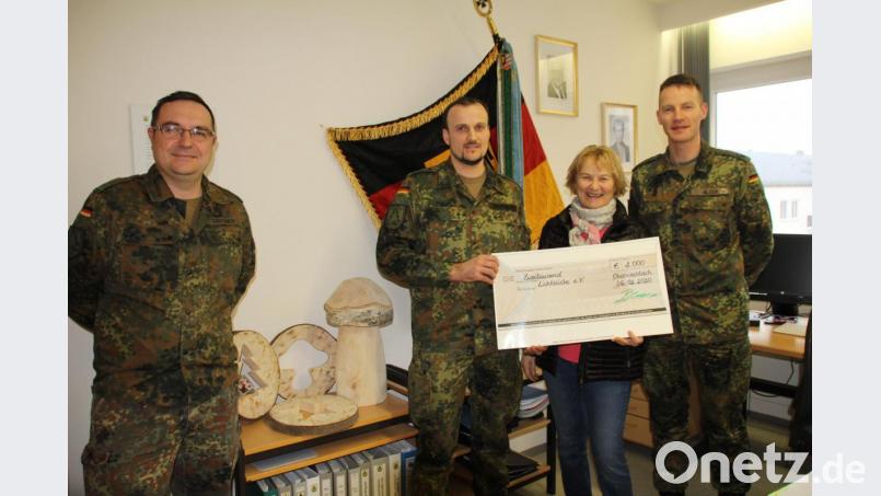 Oberleutnant Sandro Gärtner, Hauptfeldwebel Josef Zinnbauer und Oberstleutnant Andreas Bleek (von links) überreichten den symbolischen Scheck an Elisabeth Wittmann, Schirmherrin der Hilfsaktion „Lichtblicke“. Bild: frd