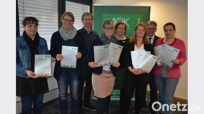 An fünf Grundschulen aus dem Landkreis überreichte die AOK-Direktion Tirschenreuth die Förderbescheide für das Projekt Klasse 2000. Von links Isabel Bachmeier, Judith Gleißner (Tirschenreuth), Matthias Spickenreuther (AOK), Carola Krausch (Kemnath), Astrid Eller (AOK), Karin Gleißner (Waldsassen und Neualbenreuth) sowie AOK-Chef Klaus Lill und Gabriele Stock (Mitterteich). Bild: jr