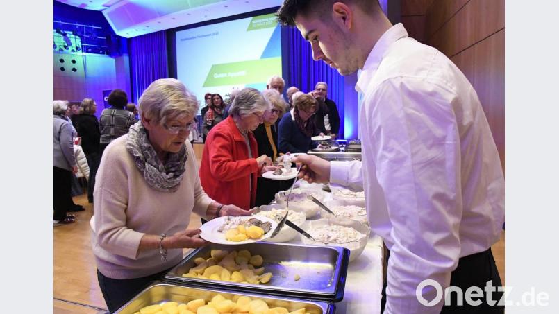 Den traditionellen Aschermittwochsfisch gab es im ACC in Form einer Suppe sowie als Brat- und Sahnehering mit Salzkartoffeln. Bild: Petra Hartl