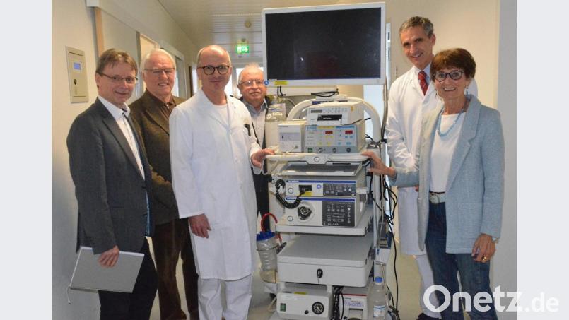 Sie freuen sich über den neuen Endoskopie-Wagen für das Weidener Klinikum: (von links) Manfred Tretter, Dr. Ehrenfried Lachmann, Dr. Alexander Horn, Bernhard Steghöfer, Chefarzt Professor Dr. Franz Kullmann und Waltraud Koller-Girke. Bild: Kunz