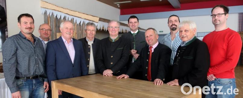 Am Freitag tagte die Erzeugergemeinschaft Südbayern in Schwarzenfeld. Das Bild zeigt von links: Die Vertreter Johann Böhm, Herbert Obermeier und Anton Scherr, den Aufsichtsratsvorsitzenden Hans Wagner, den Vorstandsvorsitzenden Hans Auer, Landrat Thomas Ebeling, Vorstandsmitglied Willi Wittmann, Vertreter Christian Lommer, Geschäftsstellenleiter Peter Nißl und Vertreter Ralf Schieder. Bild: Hirsch