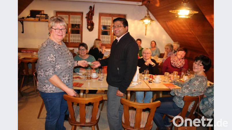 Der katholische Frauenbund Burkhardsreuth überreicht Antony John D’Cruz OPaem 500 Euro, um Projekte in seiner Heimat zu fördern. Bild: sne