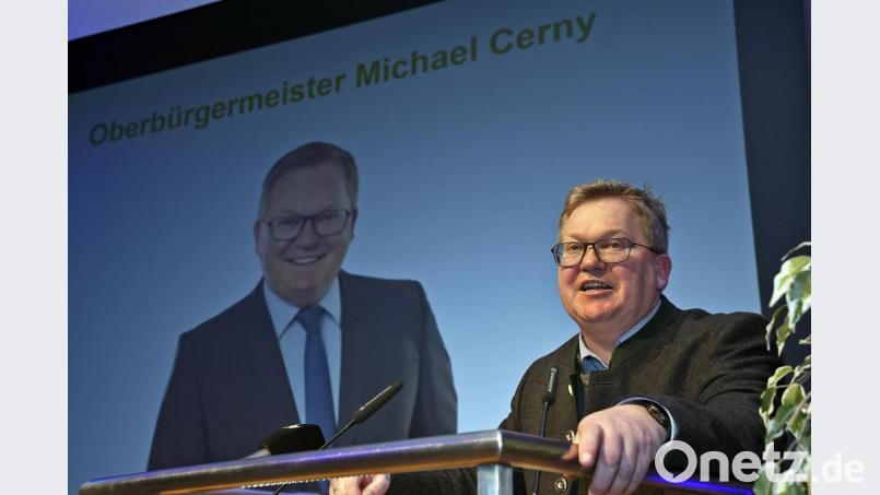 Hauptredner beim Politischen Aschermittwoch der Amberger CSU war Oberbürgermeister Michael Cerny, der die Kommunalwahl und die Stadtpolitik in Amberg beleuchtete. Bild: Petra Hartl