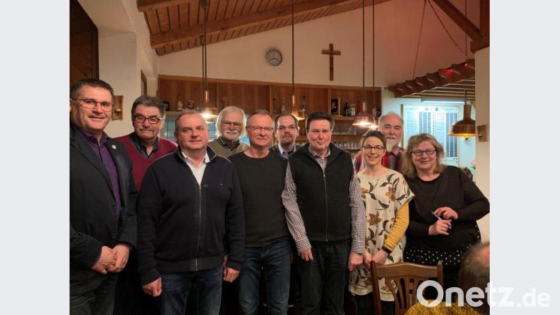 Kreisrat Rainer Vater und die SPD-Gemeinderatskandidaten (von links nach rechts): Josef Hierold, Martin List, Robert Specht, Erhard Bock, Markus Specht, Karlheinz Ströbert, Anja Scharnagl, Karl Kick jun. und Manuela Scheidler. Bild: Biebl, Christina
