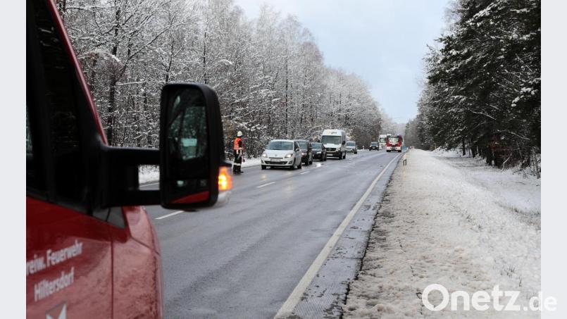 Auch am Vormittag waren vielerorts noch Feuerwehrleute im Einsatz, um Straßen freizumachen. Dort, wo gesägt wurde, brauchten die Autofahrer etwas Geduld. Bild: Wolfgang Steinbacher