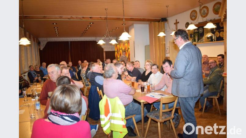 Zu einem Bürgergespräch hatte Franz Grabinger, der Bürgermeisterkandidat der Wählergemeinschaft Unterauerbach, in die "Waldschänke" eingeladen. Dabei kamen viele Themen zur Sprache. Bild: bnr