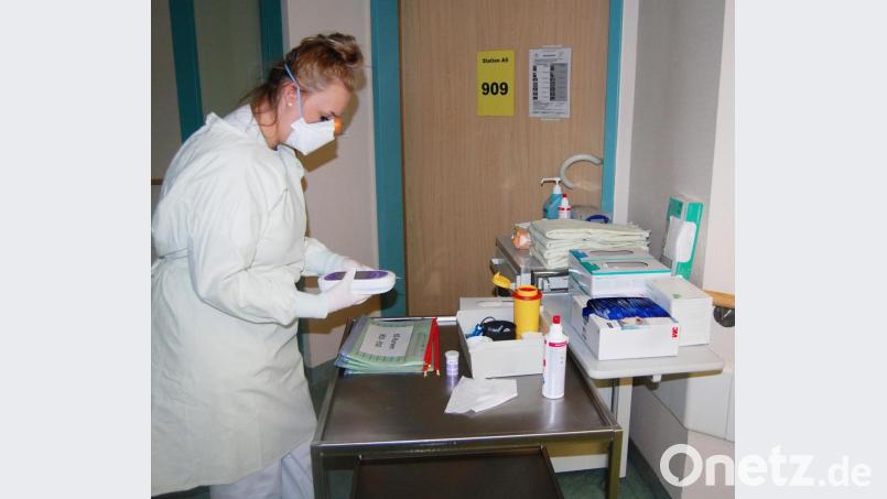 Auch die Arbeit im Isolierzimmer gehört zu der täglichen Arbeit der Schülerinnen und Schüler. Bild: Klinikum/Uschold/exb