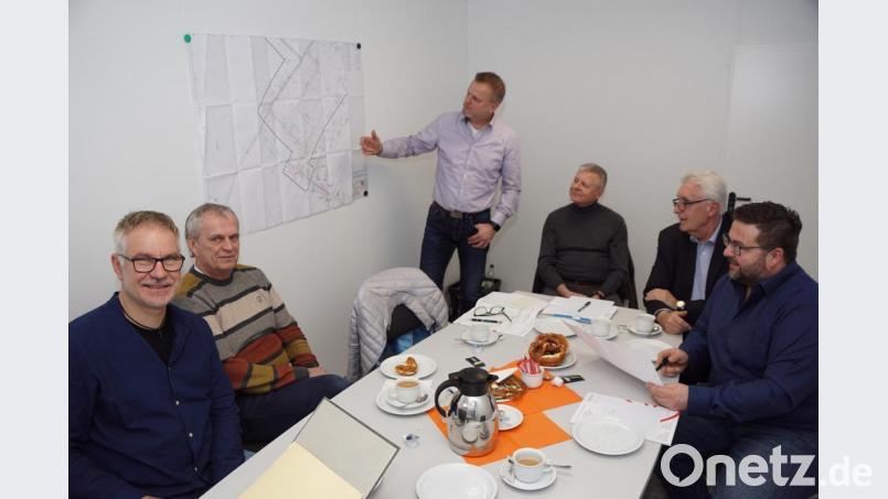 Nach vier verhandlungsreichen Jahren ist es soweit. Das Baugebiet Steinäcker II kann erschlossen werden. Details gaben bekannt (von links): Michael Feit und Andreas Strehl (Bauunternehmen Wilhelm Markgraf), Michael Wagner vom Ing.-Büro Schultes, Robert Rüger, Leiter der KFB, Zweiter Bürgermeister Josef Hecht und Geschäftleiter Thomas Kaufmann. Bild: bkr