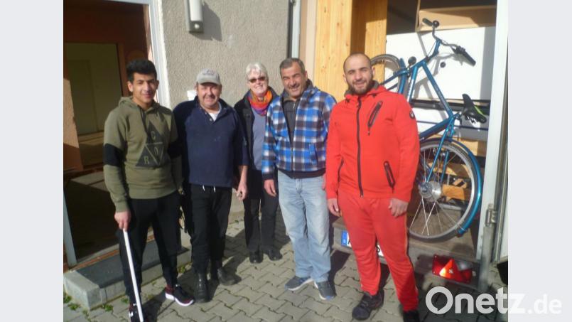 Josef Finster (Zweiter von links) stellt seine Dienste Veronika Pröls (Mitte), der Leiterin des Schnäppchen- und Flohmarktladens, regelmäßig für den Transport sperriger Gegenstände zur Verfügung. Bild: rha