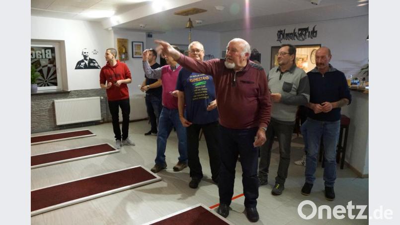 Willy Merkl (vorne) beim Pfeilwurf. In Immenreuth treffen sich Gleichgesinnte, um miteinander in Geselligkeit Dart zu spielen. Bild: bkr