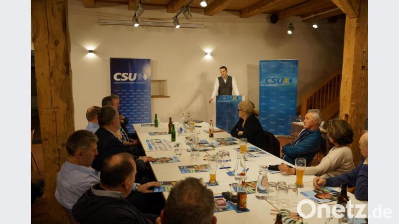 Nach den Ausführungen von Landrat Richard Reisinger zur Kreispolitik wendet sich Bürgermeister Roman Berr (hinten, stehend) aktuellen Themen aus der Gemeinde Etzelwang zu. Bild: sre