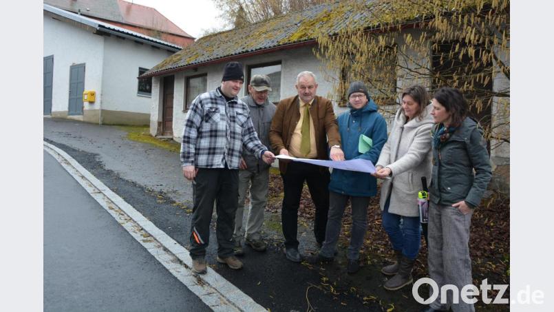 Im Zuge der Dorferneuerung sind im Umfeld des Leonberger Feuerwehrhauses mehrere Maßnahmen geplant, darunter der Abriss des Gefrierhauses (im Hintergrund). Zu einem Ortstermin trafen sich (von links) Feuerwehr-Kommandant Thomas Lindner, Anwohner Michael Lindner, Bürgermeister Johann Burger, Norman Langenhan (Amt für Ländliche Entwicklung), Rita Scherm vom Bauamt der VG Mitterteich und Sabine Benker (Amt für Ländliche Entwicklung). Bild: jr
