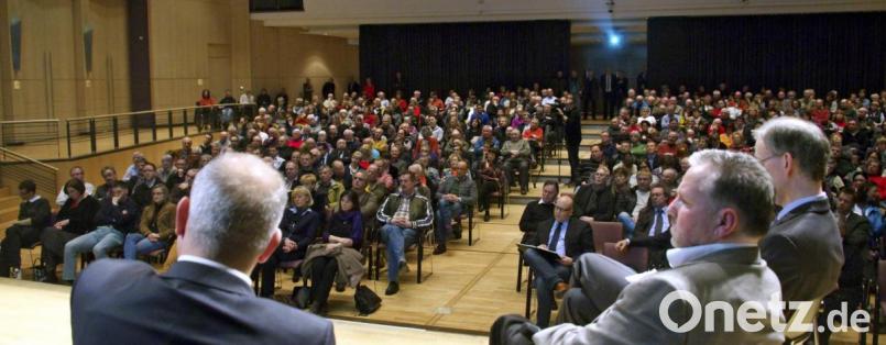 Schon im März 2014 stellten sich sämtliche Weidener OB-Kandidaten einer Podiumsdiskussion. Rund 500 Besucher füllten den Gustl-Lang-Saal der Max-Reger-Halle. Diesmal lädt Oberpfalz-Medien ins Evangelische Vereinshaus ein. Bild: Karin Wilck