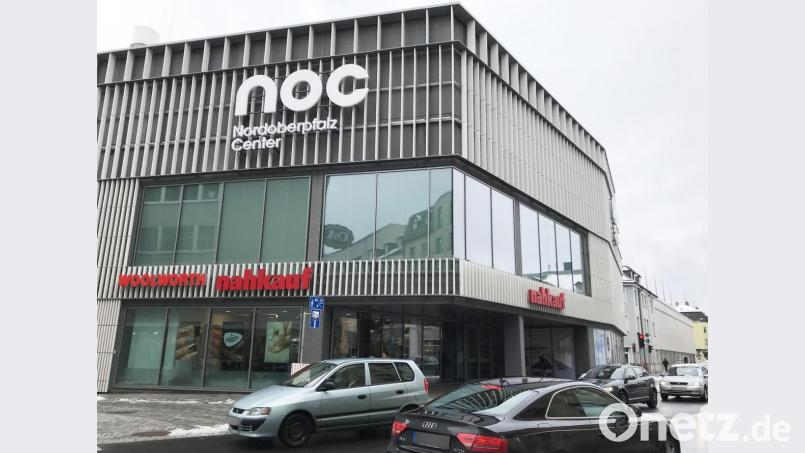 Da wäre noch Platz - nicht nur für ein weiteres Namensschild. Es gibt Hinweise darauf, dass TK Maxx doch bald im NOC eröffnen könnte. 1600 Quadratmeter Verkaufsfläche sind auf zwei Etagen reserviert. Bild: Gabi Schönberger
