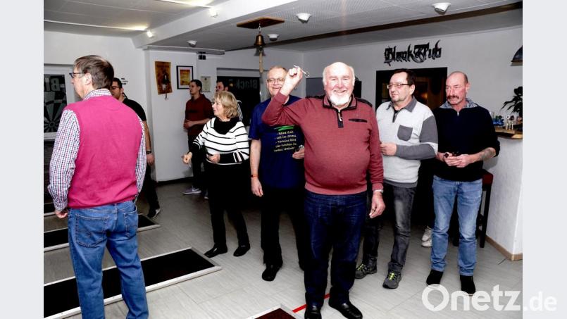 Willy Merkl (vorne) beim Pfeilwurf. In Immenreuth treffen sich Gleichgesinnte, um miteinander in Geselligkeit Dart zu spielen. Bild: bkr