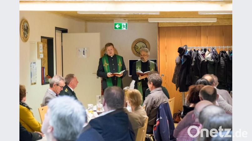 Die beiden Geistlichen Pfarrer Thomas Kraus (stehend, links) und Pfarrer Dirk Grafe (stehend, rechts) bei der Segnung des Schießstandes. Bild: tef