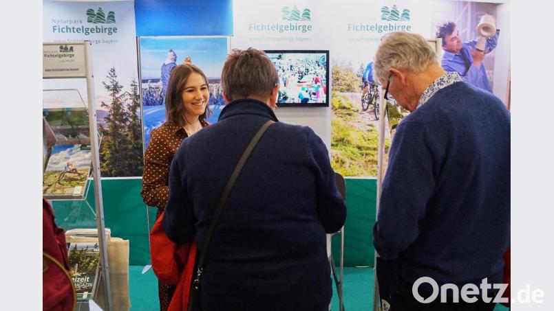 Nina Lang (links) von der Steinwald-Allianz informierte interessierte Messebesucher über die Region. Bild: njn