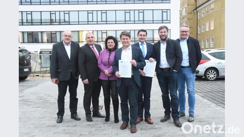 Die CSU-Spitze mit OB-Kandidat Benjamin Zeitler legte ein Positionspapier zur Kliniken AG vor. Auf dem Bild von links: Bürgermeister Lothar Höher, Aufsichtsrat Wolfgang Pausch, Eva Nitsche, Benjamin Zeitler, Aufsichtsrat und CSU-Chef Stephan Gollwitzer, Fraktionschef Markus Bäumler und Chefarzt Jürgen Altmeppen. Bild: Gabi Schönberger