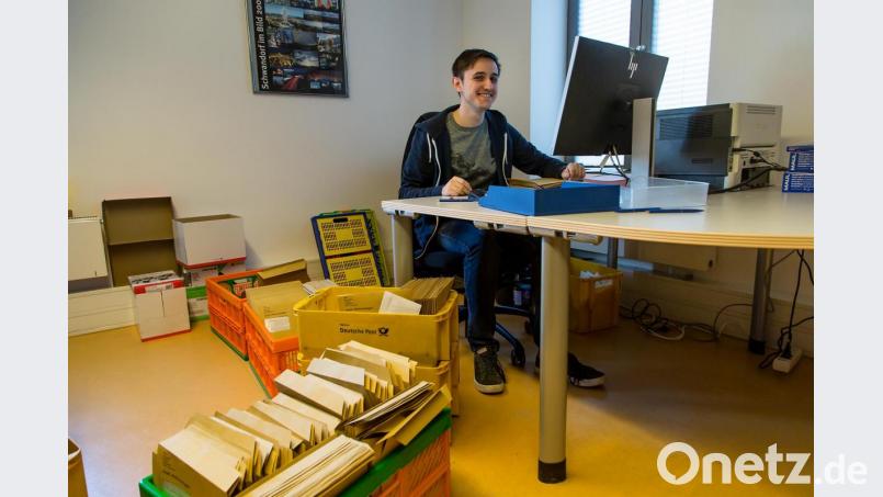 Tobias Süss im Rathaus Schwandorf ist eingekreist von Material: Über 6000 Bürger haben in der Großen Kreisstadt schon Briefwahl beantragt. Bild: Hösamer