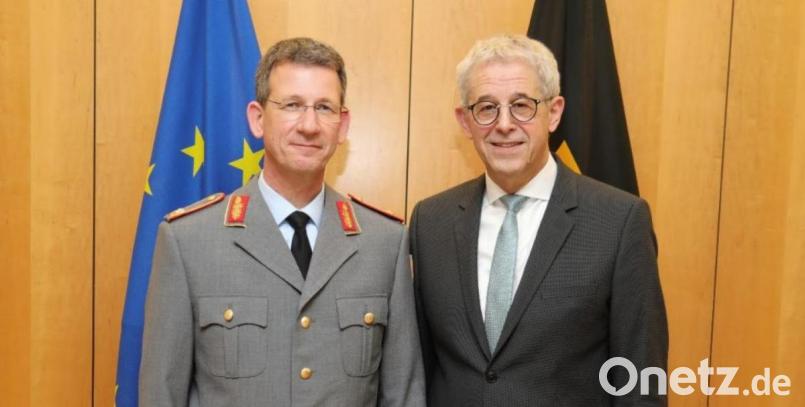 staatssekretär Gerd Hoofe (rechts) hat den Kommandeur der Panzerbrigade12 „Oberpfalz“, Oberst Björn F. Schulz zum Brigadegeneral befördert. Bild: Bundeswehr