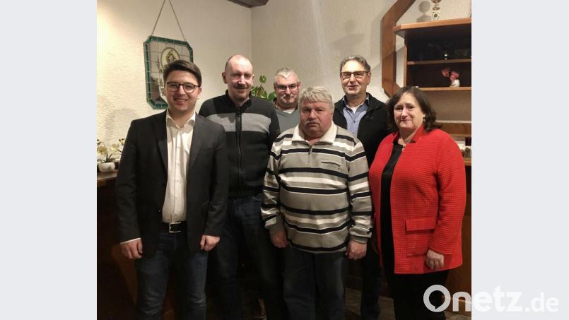 Peter Wein (links) und Marianne Schieder (rechts) gratulierten den neuem Vorsitzendem Christian Daschner (Zweiter von links), zweiter Kassier Günther Schlehuber (Dritter von links) und Kassier Robert Giehl (Zweiter von rechts) und verabschiedeten den bisherigen Vorsitzenden der Schwarzenfelder SPD, Günter Karl ( Dritter von rechts). Bild: Fabian Berger/exb
