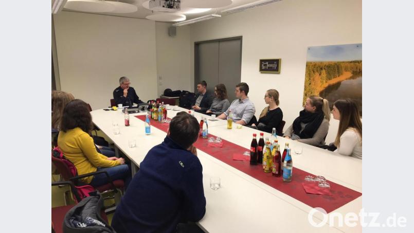 Besuch der JU bei der Polizeiinspektion. Bild: heb