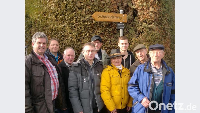 Sie bringen ein Taferl an (von links): Dritter Bürgermeister und FW-Bürgermeisterkandidat Manfred Schlosser, Georg Finster, Johann Wagner, Georg Wendl, Peter Meier, die Schneinder-Tochter Grete Schwemmer, Sebastian Wendl, Erwin Meier und der Schneinder-Sohn Anderl Engelhardt. Bild: sh