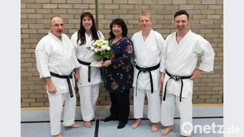 TVW-Vorsitzende Silvia Stark bedankte sich bei Andrea und Klaus Zeitler mit einem Blumenstrauß und einem kleinen Präsent. Von links Klaus Zeitler, Andrea Zeitler, Silvia Stark, Benjamin Fischer und Marco Pilsak. Bild: exb