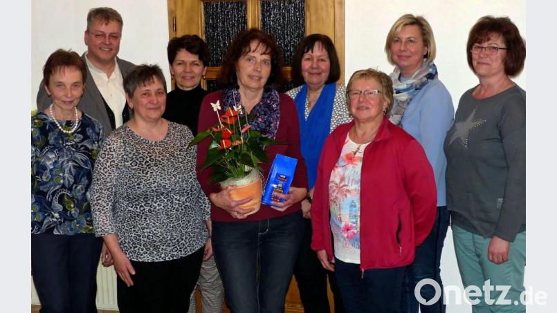 Der Vorstand des Katholischen Frauenbundes gratuliert Veronika Hey zur 20-jährigen Mitgliedschaft. Im Bild: (von links) Elfriede Bauer, Pater Adrian Kugler, Elisabeth Nickl, Veronika Hey, Bezirksleiterin Elke Burger, Christa Wilterius, Martina Wiesnet und Sieglinde Persau. Bild: lgc