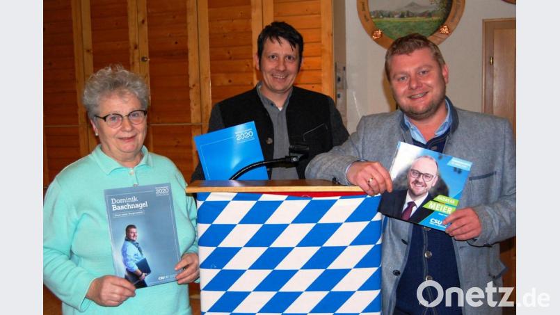 Beim Politischen Aschermittwoch der CSU treten Dominik Baschnagel, Andreas Greiner und Elisabeth Weiß (von rechts) ans Rednerpult. Dabei wird, wie angekündigt, auch gegen die politischen Gegner &quot;gefrotzelt&quot;. Bild: sm