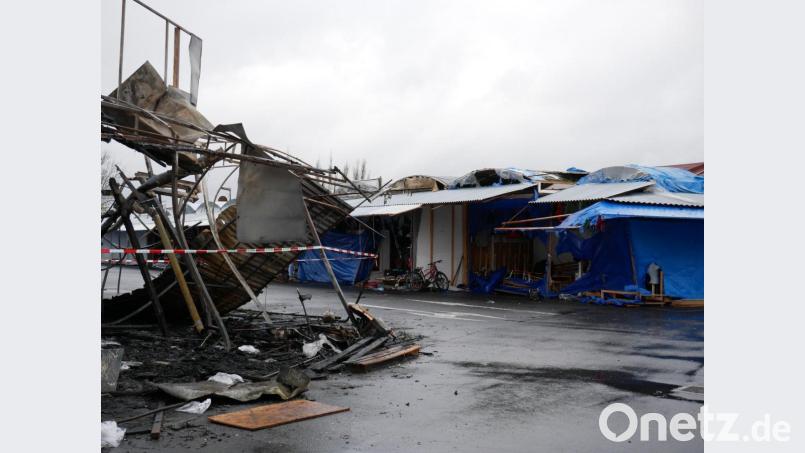 Am Tag nach dem Feuer am Asia Markt beim Grenzübergang Waldsassen-Eger zeigt sich das Ausmaß der Verwüstung. Bei der Hitze waren die Kunststoffplanen der benachbarten Verkaufsstände geschmolzen. Bild: hmr